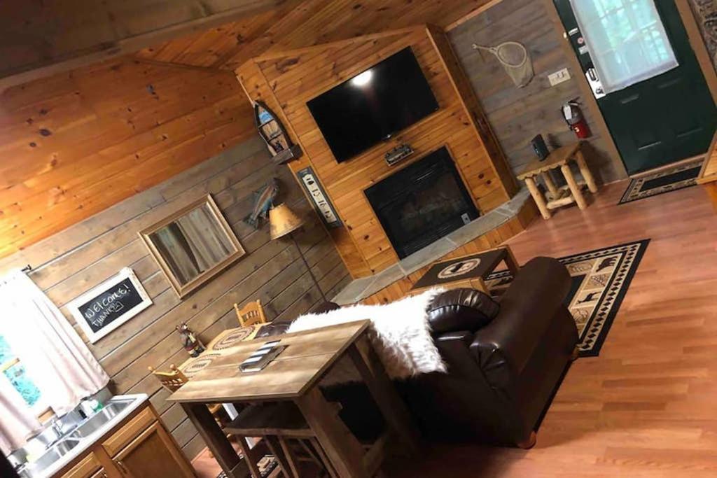 The Fishing Hole Cabin - Sage Vacations Гетлинбург Екстериор снимка
